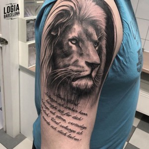 tatuaje_hombro_leon_lettering_Logia_Barcelona_Jas